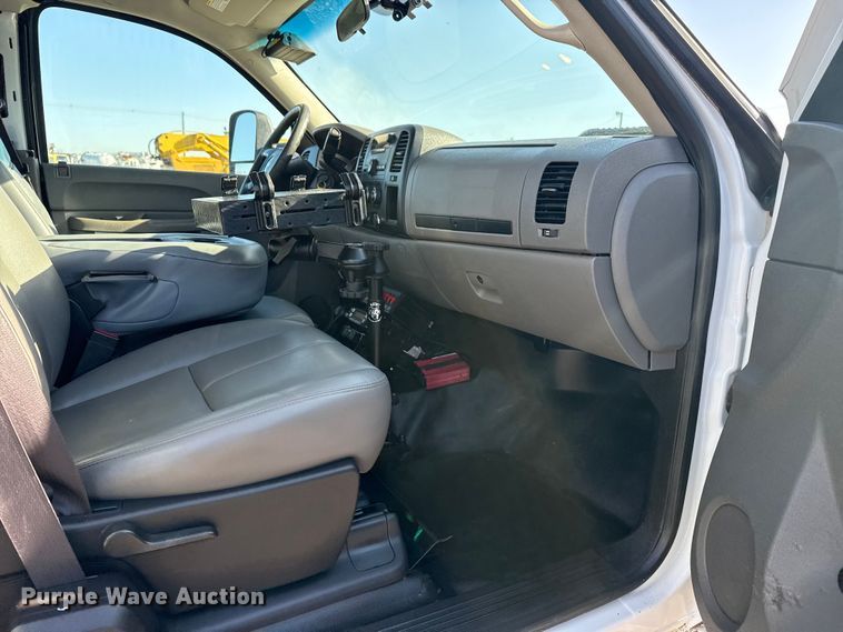 image for item EG8883 2013 Chevrolet 3500HD Ext. Cab utility bed pickup truck