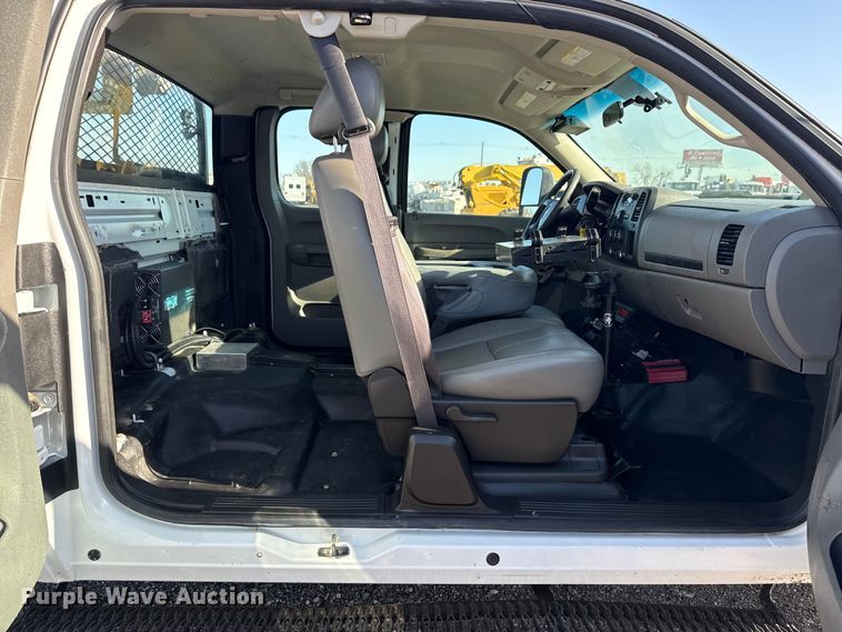 image for item EG8883 2013 Chevrolet 3500HD Ext. Cab utility bed pickup truck