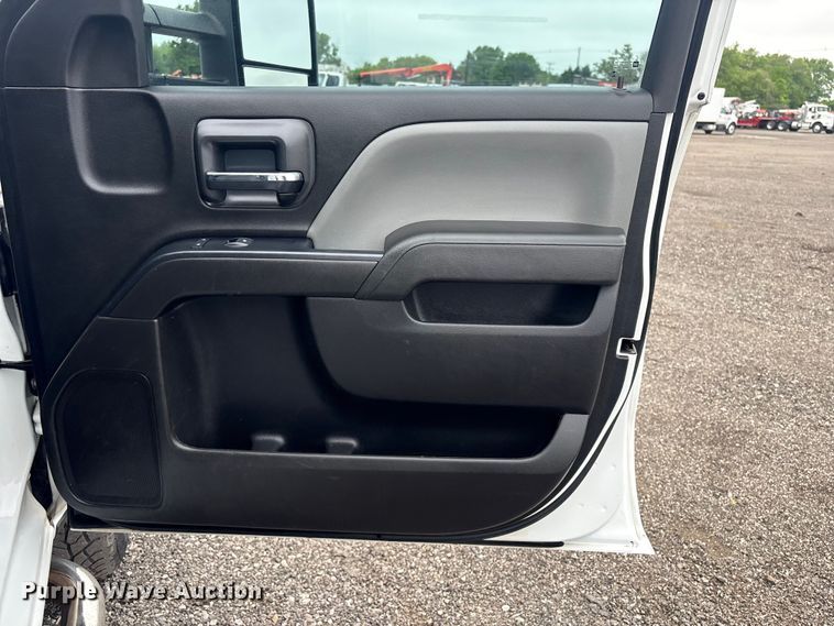image for item EG9005 2019 Chevrolet 2500HD Ext. Cab utility bed pickup truck