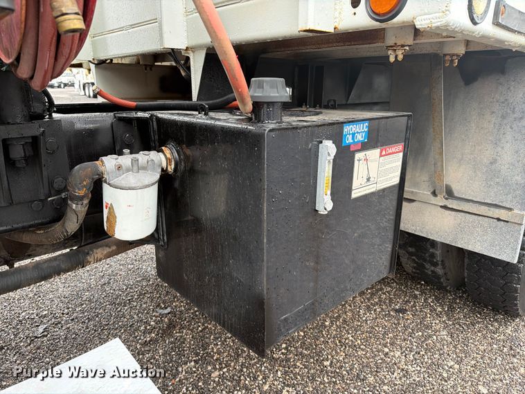 image for item EG9239 2012 Freightliner 114SD crane truck