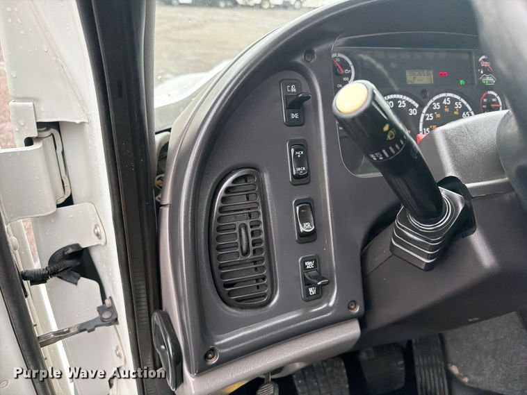image for item EG9239 2012 Freightliner 114SD crane truck