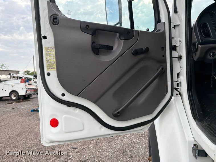 image for item EG9246 2010 Freightliner Business Class M2 utility / service truck
