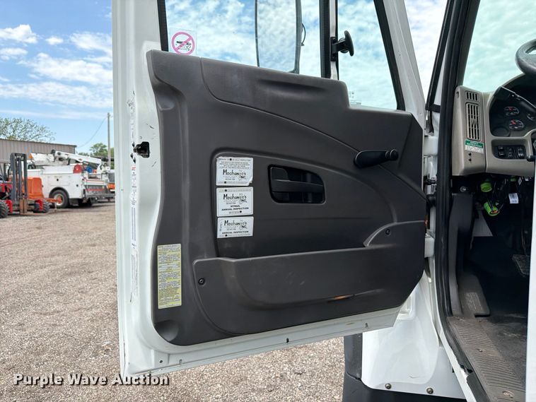 image for item EG9250 2009 International 7500 Ext. Cab utility / service truck