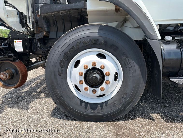 image for item EG9250 2009 International 7500 Ext. Cab utility / service truck
