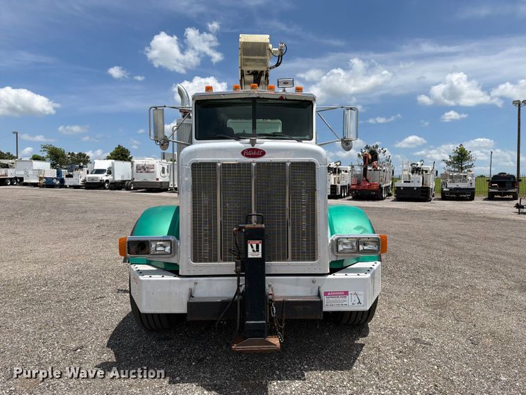 image for item EG9258 1997 Peterbilt 357 crane truck