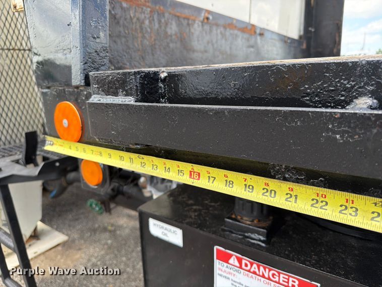 image for item EG9258 1997 Peterbilt 357 crane truck