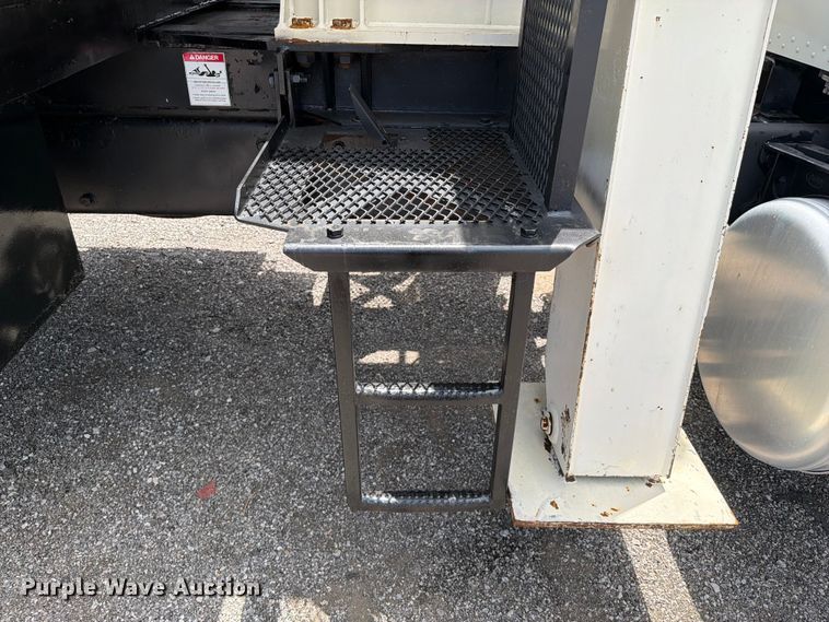image for item EG9258 1997 Peterbilt 357 crane truck