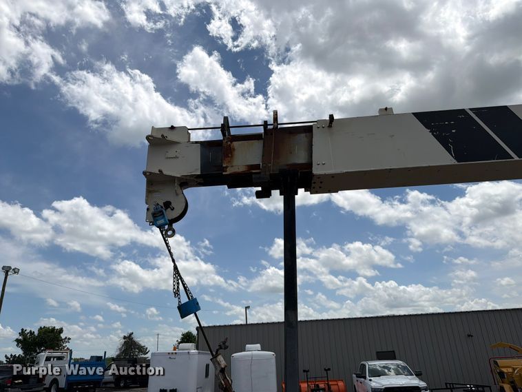 image for item EG9258 1997 Peterbilt 357 crane truck