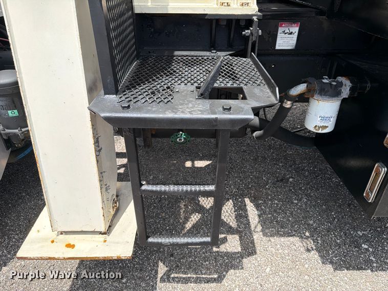 image for item EG9258 1997 Peterbilt 357 crane truck