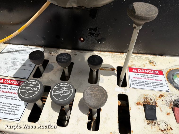 image for item EG9258 1997 Peterbilt 357 crane truck