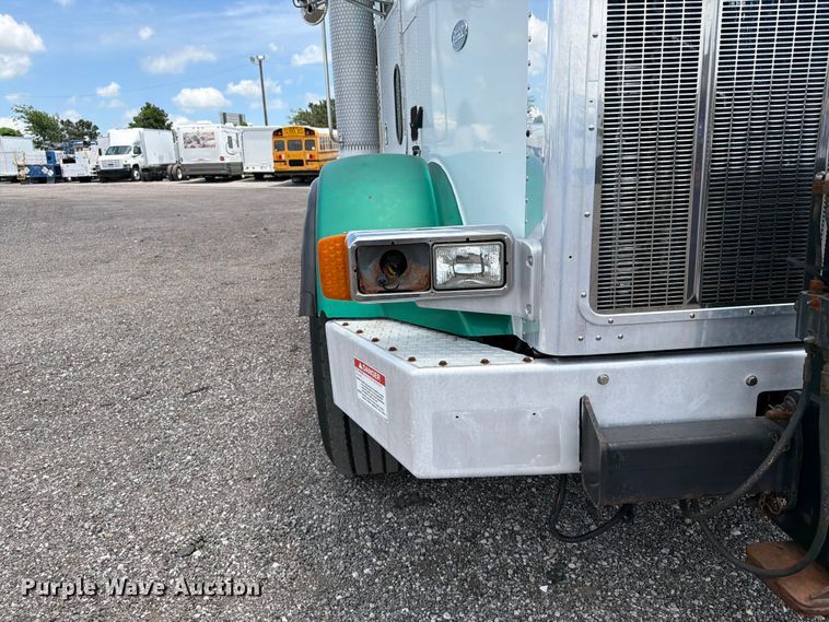 image for item EG9258 1997 Peterbilt 357 crane truck