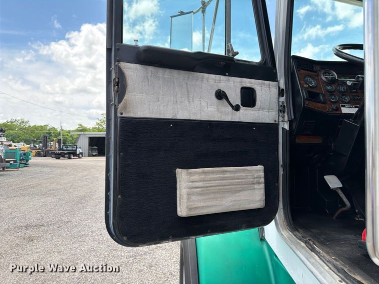 image for item EG9258 1997 Peterbilt 357 crane truck