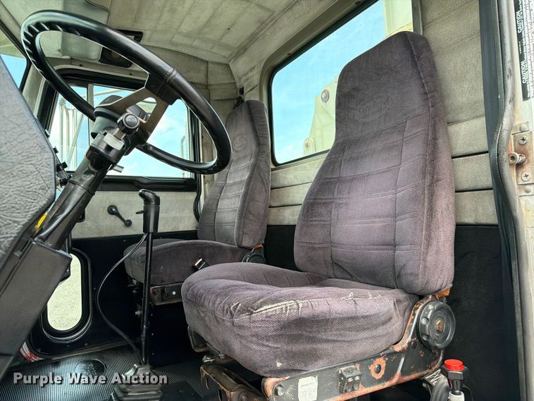 image for item EG9258 1997 Peterbilt 357 crane truck