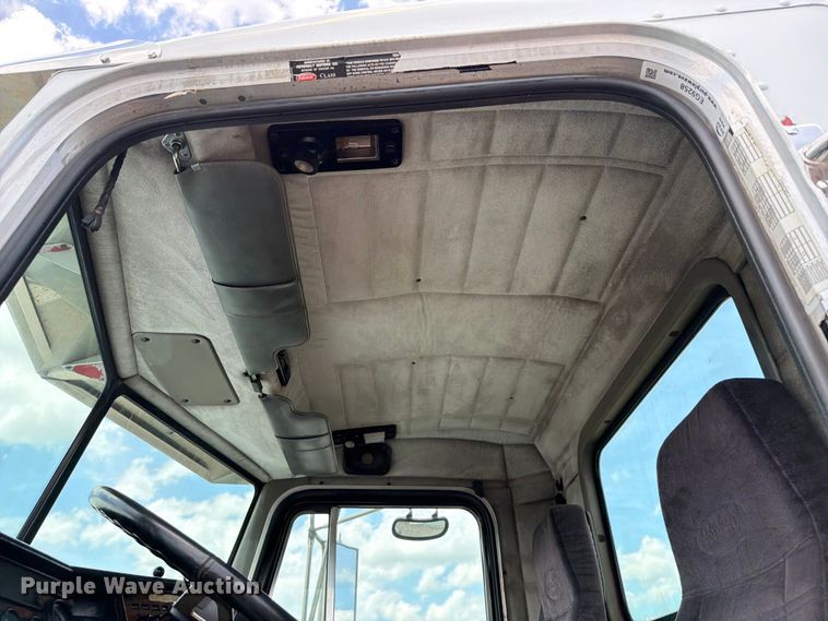 image for item EG9258 1997 Peterbilt 357 crane truck