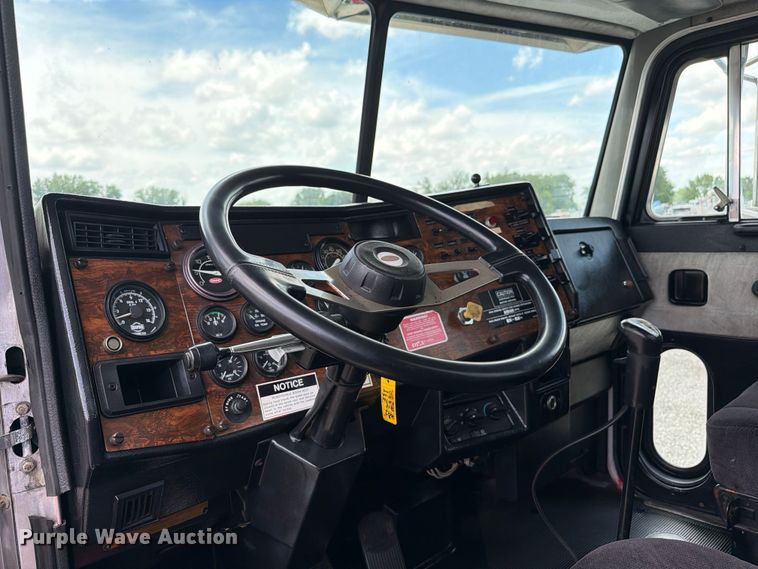 image for item EG9258 1997 Peterbilt 357 crane truck