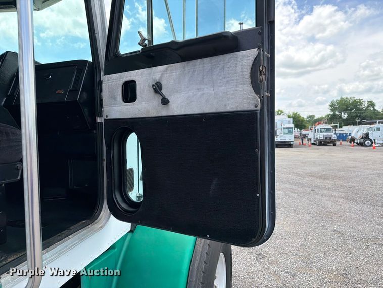 image for item EG9258 1997 Peterbilt 357 crane truck