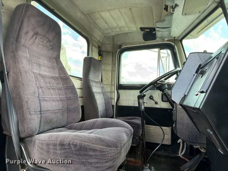 image for item EG9258 1997 Peterbilt 357 crane truck