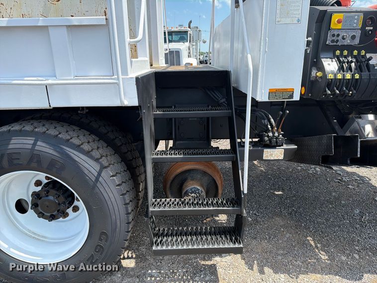 image for item EG9277 2009 International 7500 Crew Cab crane truck