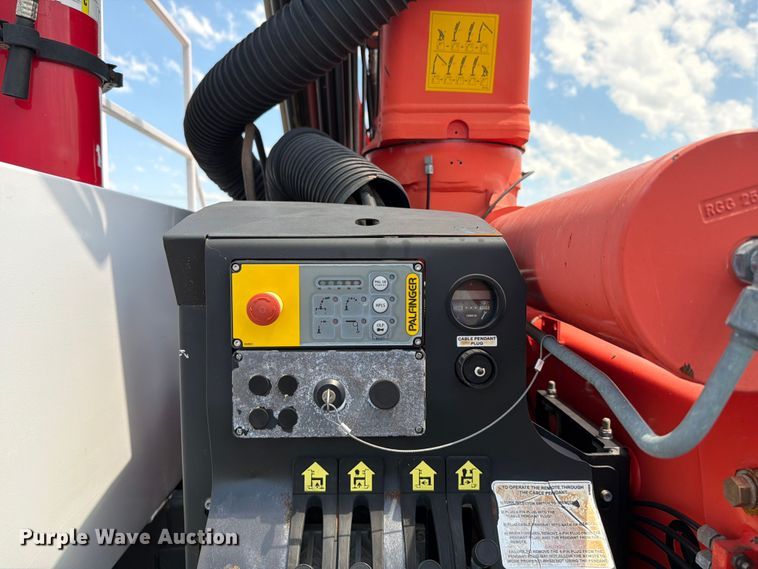 image for item EG9277 2009 International 7500 Crew Cab crane truck