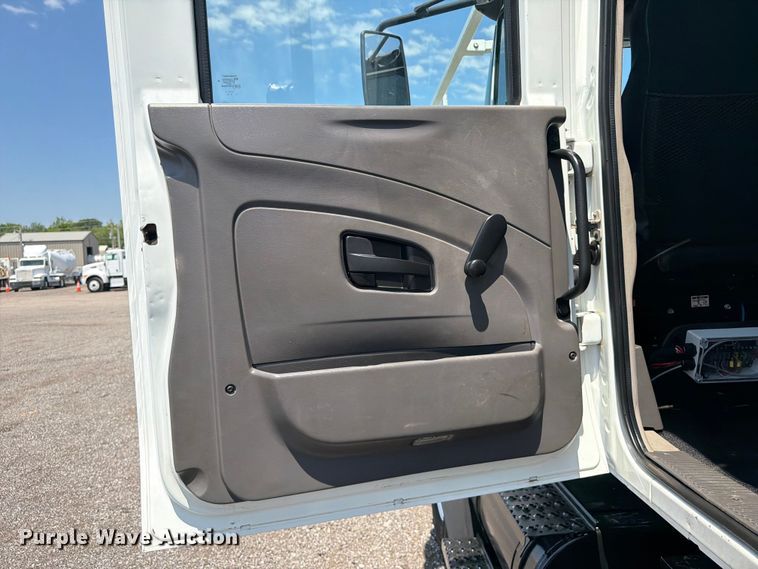 image for item EG9277 2009 International 7500 Crew Cab crane truck