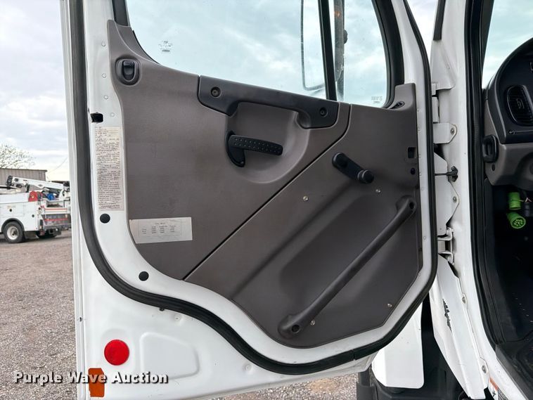 image for item EG9294 2012 Freightliner 114SD crane truck