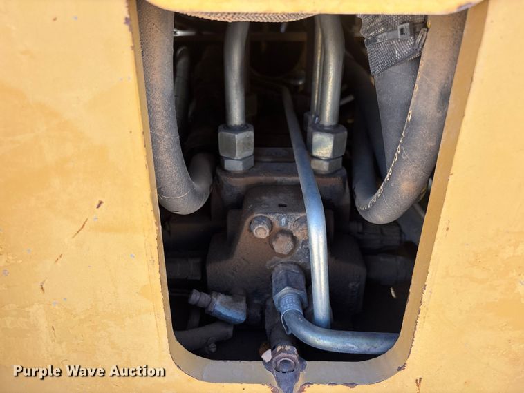 image for item EL2520 2005 Caterpillar TH460B telehandler