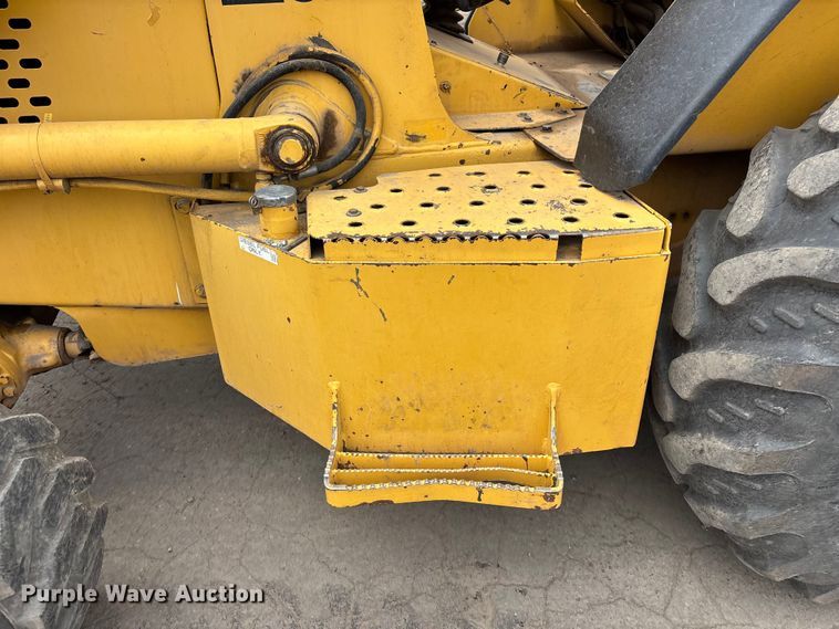 image for item EL2521 2001 John Deere 210LE landscape tractor