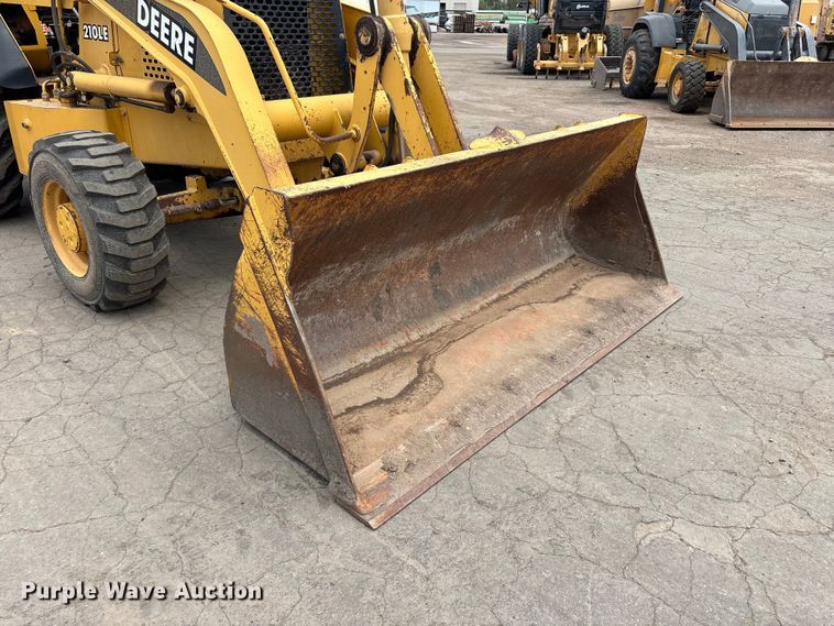 image for item EL2521 2001 John Deere 210LE landscape tractor