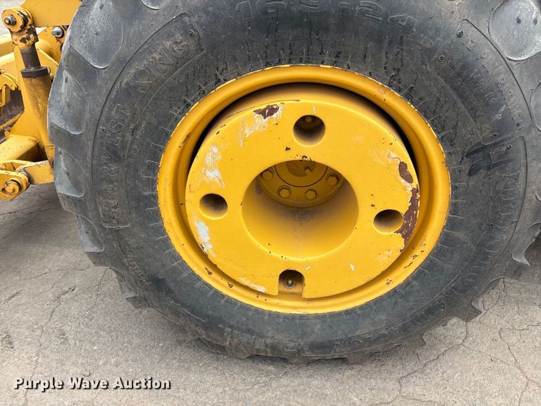 image for item EL2521 2001 John Deere 210LE landscape tractor
