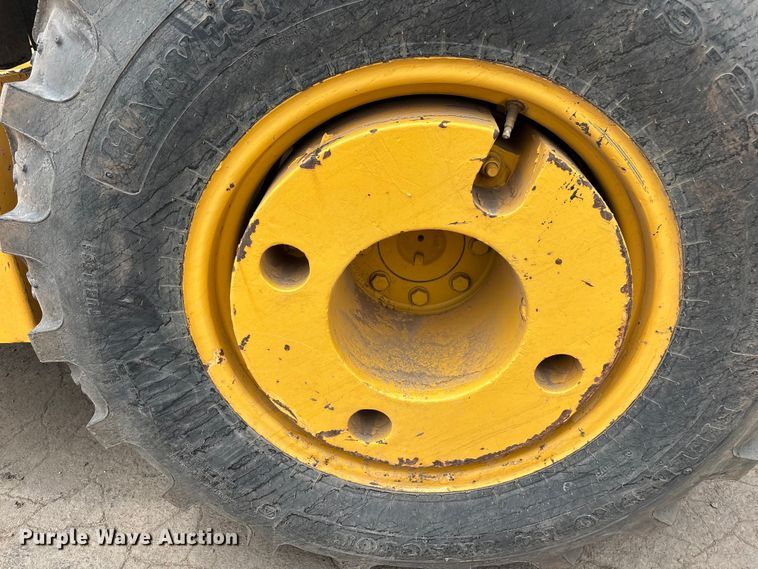 image for item EL2521 2001 John Deere 210LE landscape tractor