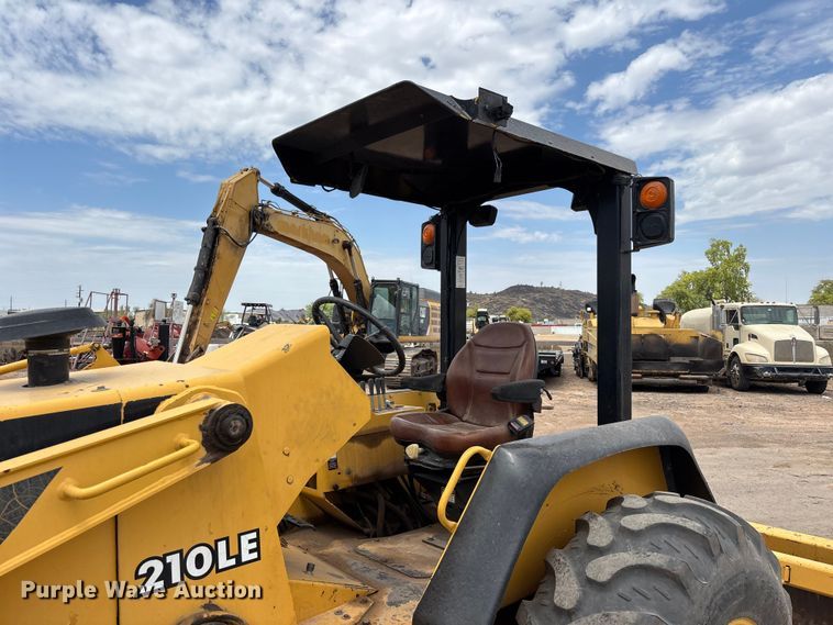 image for item EL2521 2001 John Deere 210LE landscape tractor