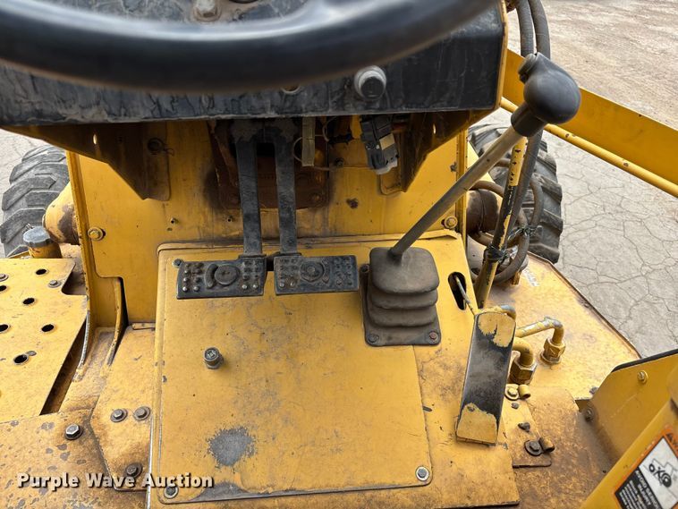 image for item EL2521 2001 John Deere 210LE landscape tractor