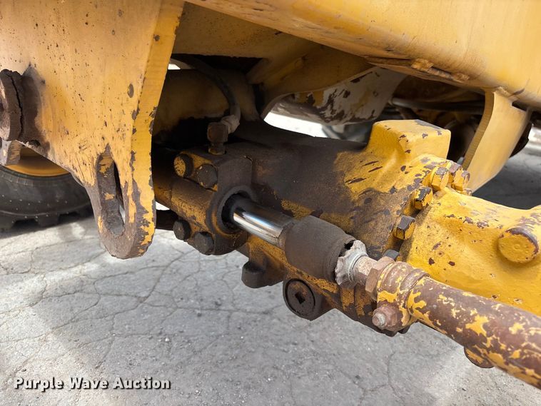 image for item EL2521 2001 John Deere 210LE landscape tractor