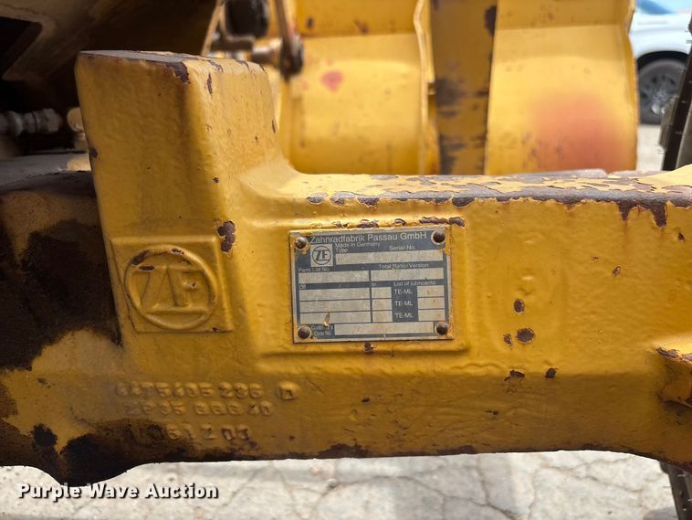image for item EL2521 2001 John Deere 210LE landscape tractor