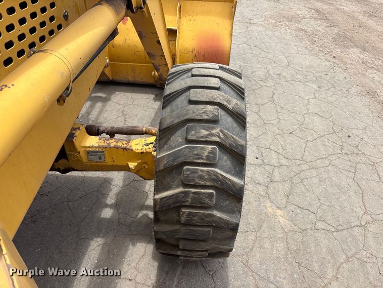 image for item EL2521 2001 John Deere 210LE landscape tractor