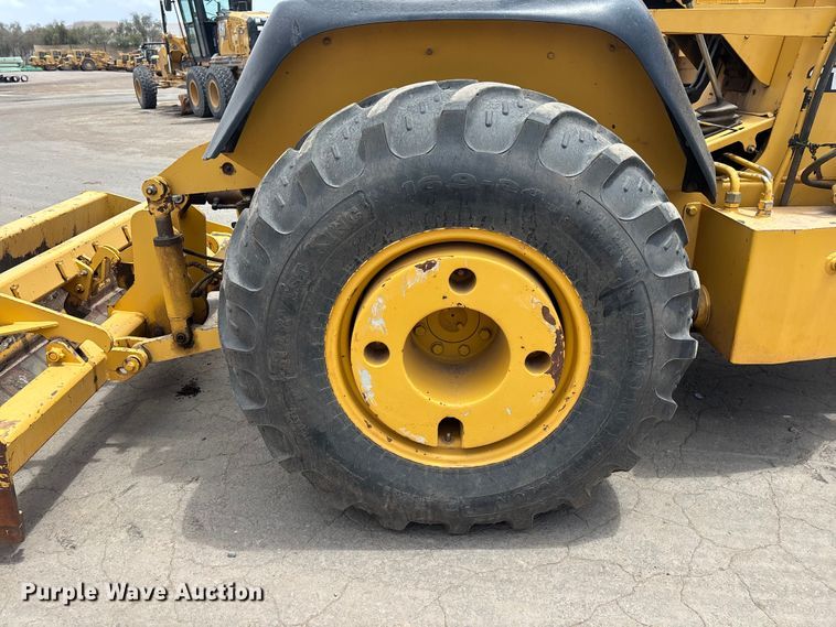 image for item EL2521 2001 John Deere 210LE landscape tractor