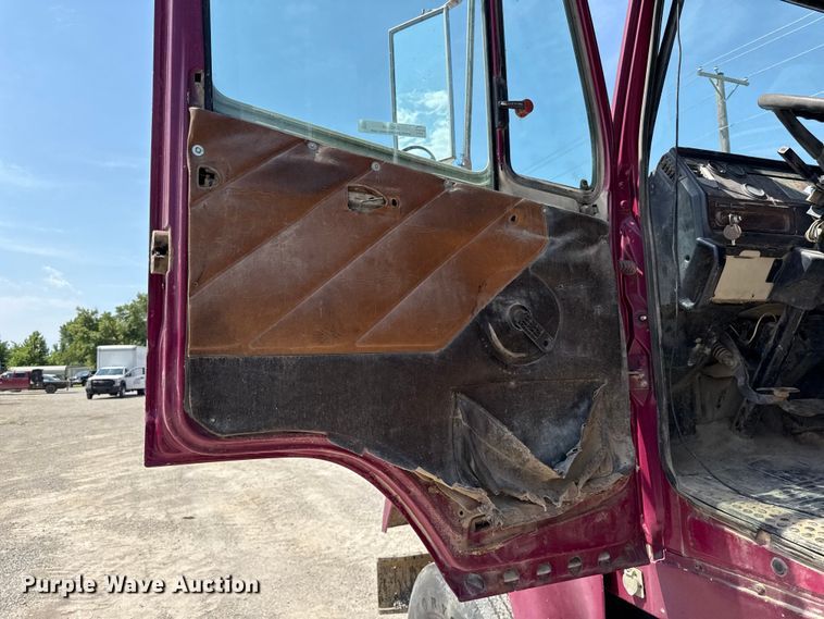 image for item EN0396 1990 Freightliner dump truck