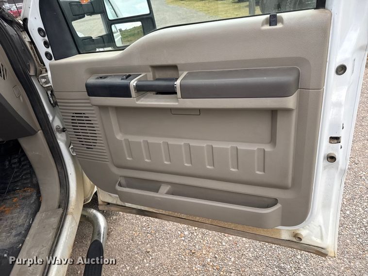 image for item EN0397 2008 Ford F350 Super Duty XL Crew Cab flatbed pickup truck