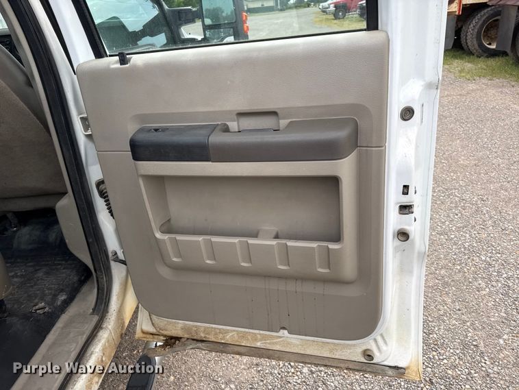image for item EN0397 2008 Ford F350 Super Duty XL Crew Cab flatbed pickup truck