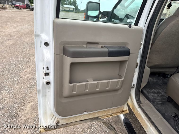 image for item EN0397 2008 Ford F350 Super Duty XL Crew Cab flatbed pickup truck