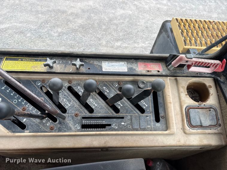 image for item EN0400 1994 Caterpillar Challenger 75C tractor