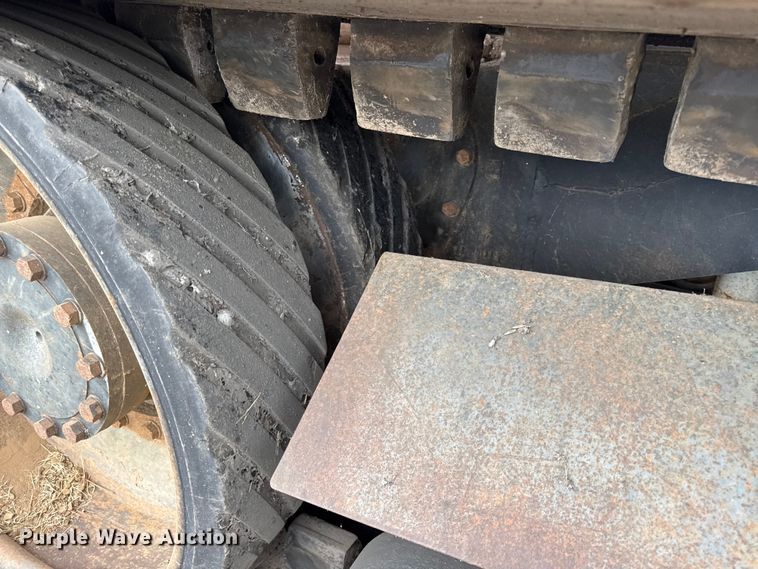 image for item EN0400 1994 Caterpillar Challenger 75C tractor