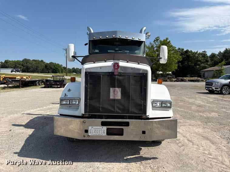 image for item EN0404 2007 Kenworth T800 semi truck