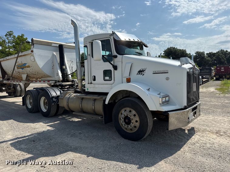 image for item EN0404 2007 Kenworth T800 semi truck