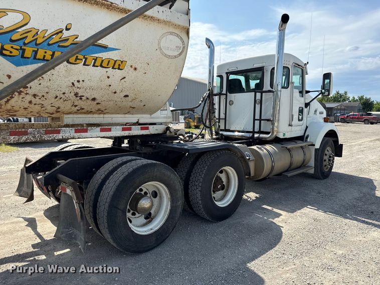 image for item EN0404 2007 Kenworth T800 semi truck