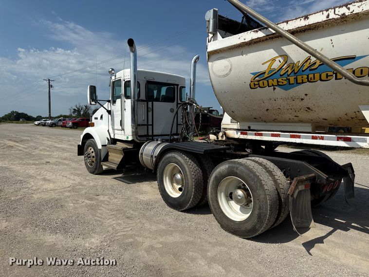 image for item EN0404 2007 Kenworth T800 semi truck