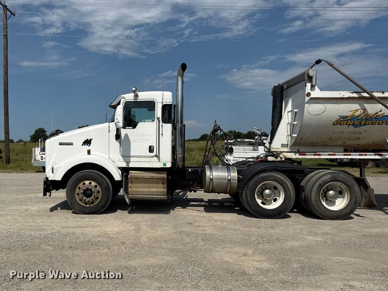 image for item EN0404 2007 Kenworth T800 semi truck