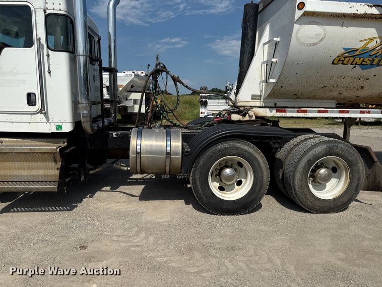 image for item EN0404 2007 Kenworth T800 semi truck