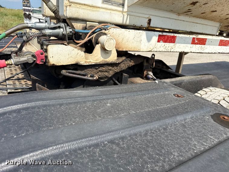 image for item EN0404 2007 Kenworth T800 semi truck