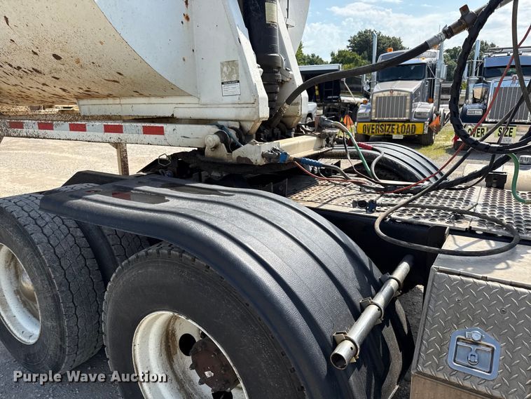 image for item EN0404 2007 Kenworth T800 semi truck